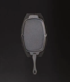 Napoleon Gietijzeren Pan Met Bamboe Onderzetter -Barbecue In De Thuiskeuken napoleon gietijzeren pan met bamboe onderzetter 1